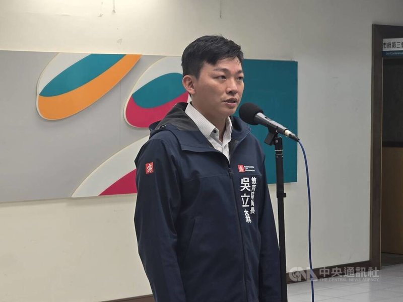 高雄市某公立高中23日發生群毆事件,高雄市教育局長吳立森(圖)24日接受媒體聯訪表示,經初步了解,事件起因是4名學生在午餐前要進教室時開門發生碰撞,後續造成口角、肢體衝突。中央社記者蔡孟妤攝 114年6月24日