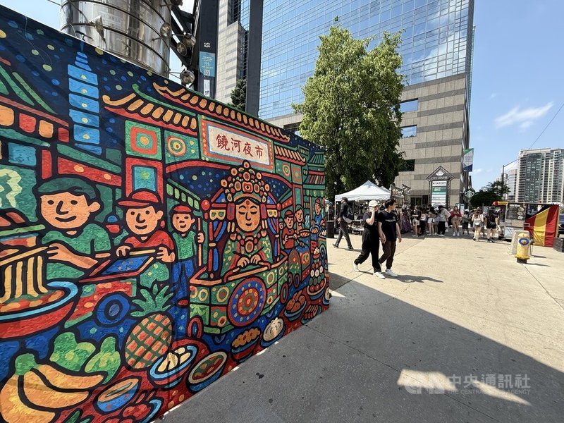 多倫多「大玩音樂祭」為期3天的音樂盛會現場,同步推出「驕傲市集」(Pride Market),結合台灣藝術、手工藝和各式美食攤位,讓不少人有回到台灣夜市的感受。中央社記者胡玉立多倫多攝 114年6月24日