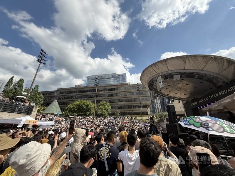 「愛之日常音樂節」昨天重返多倫多。儘管天氣酷熱,仍有上萬名觀眾到場,聆聽從台灣專程前來的一線音樂人免費表演眾多流行金曲。中央社記者胡玉立多倫多攝 114年6月24日