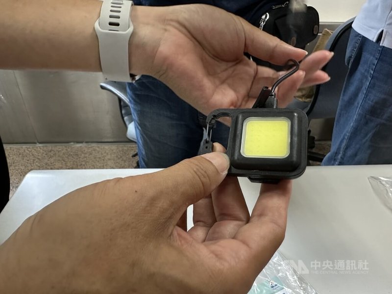 花蓮縣政府編列預算,採購13萬個避難包及緊急救護包給1家戶1組,目前陸續發送;有民眾充電小燈具時疑似冒煙,縣府指出,出現瑕疵等情況可換貨。中央社記者李先鳳攝 114年6月24日