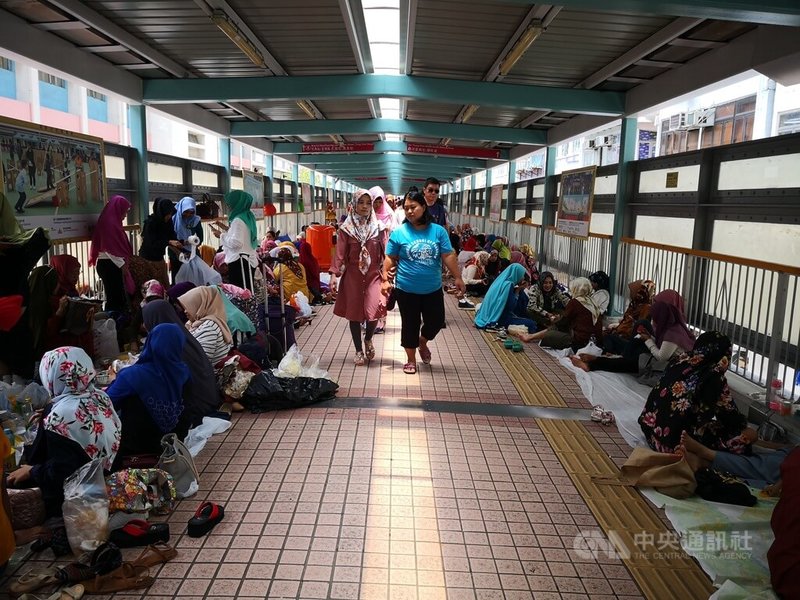 香港當局為了杜絕外傭過度借貸問題,計畫設定他們借貸的上限等;目前香港有36.8萬名外傭,主要來自菲律賓和印尼,圖為週日大批外傭在旺角聚集。中央社記者張謙香港攝 114年6月24日