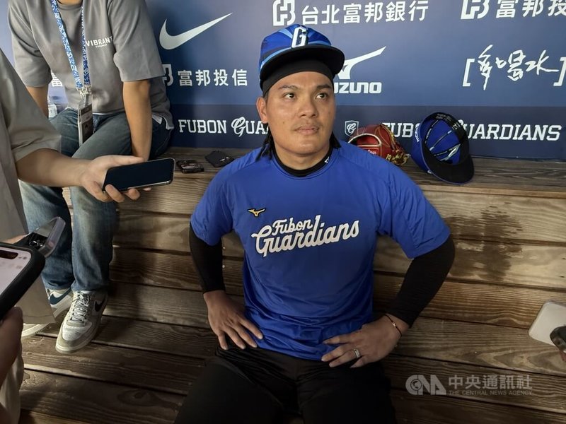 中華職棒富邦悍將隊張育成(圖)手肘不適,經檢查發現骨刺,是否開刀將等休賽季再討論。中央社記者謝靜雯攝 114年6月24日