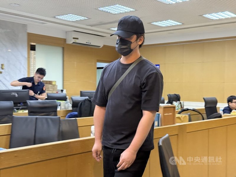 台北地檢署偵辦民進黨新北市議員陳乃瑜罷免案疑涉偽造提議書案,24日指揮調查局兵分多路搜索並約談蕭姓備補領銜人(前中)等人到案說明,傍晚移送北檢複訊。中央社記者林長順攝 114年6月24日