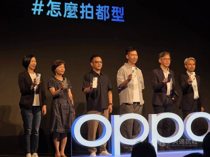 OPPO在台舉辦Reno14系列新機發表會,OPPO台灣總經理劉金(左3)表示,OPPO今年是調整期,Reno和Find系列正在重新定位,持續朝向中高品牌發展。中央社記者江明晏攝 114年6月24日