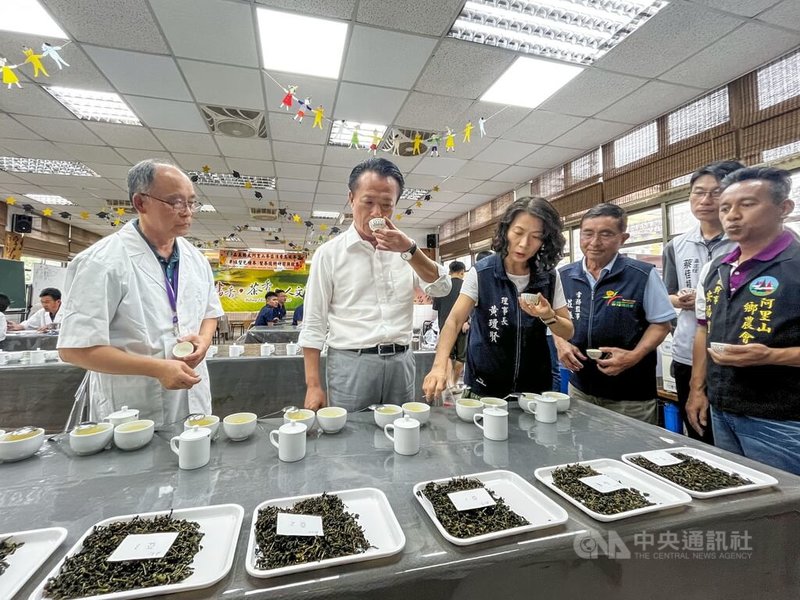 嘉義縣114年度大阿里山茶區清香烏龍茶製茶技術競賽23日起連續2天在番路鄉舉行,24日下午頒獎,縣長翁章梁(左2)親自出席,現場品茗。中央社記者蔡智明攝 114年6月24日