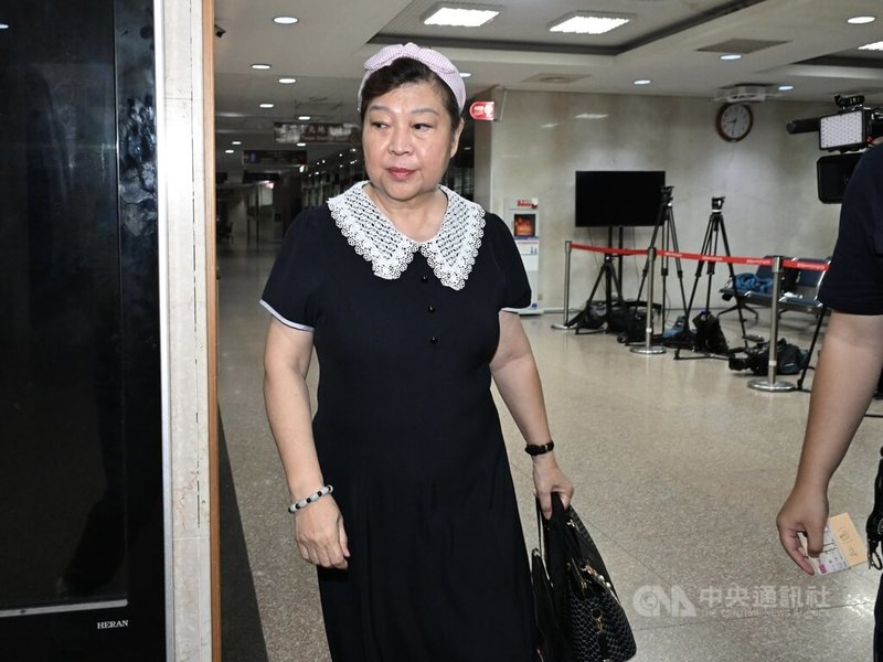 台北地檢署偵辦民進黨新北市議員陳乃瑜罷免案疑涉偽造提議書案,24日指揮調查局搜索並約談多人,其中包含國民黨立委羅明才新店服務處繆姓主任(圖),晚間移送北檢複訊。中央社記者徐肇昌攝 114年6月24日