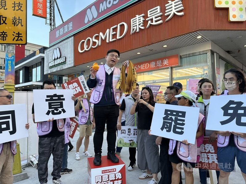 罷團「微光花蓮」24日傍晚在街頭呼籲民眾同意罷免,民進黨立委賴瑞隆(中)也現身支持,站上「公民肥皂箱」宣講,也特別帶黃色小鴨來給民團加油打氣。中央社記者李先鳳攝 114年6月24日