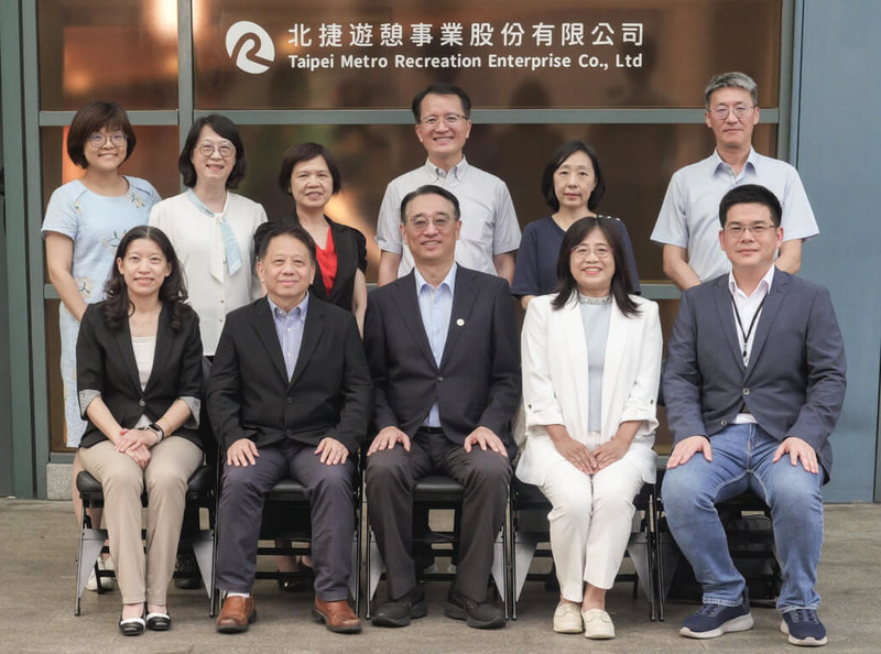 台北大眾捷運公司與台北市政府共同投資成立「北捷遊憩事業股份有限公司」,23日經董事共同推選,由北捷總經理黃清信(前中)不支薪兼任首任董事長。(北捷公司提供)中央社記者楊淑閔傳真 114年6月24日