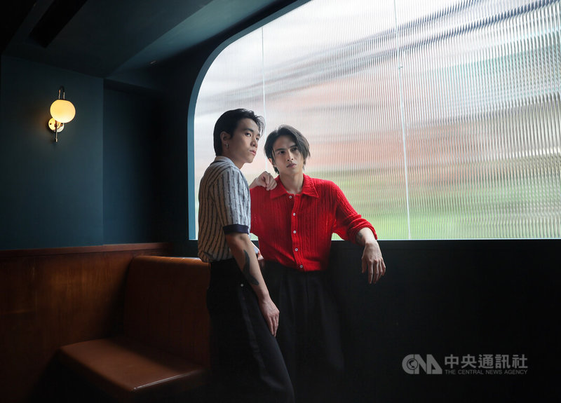 2025第36屆金曲獎頒獎典禮將於28日在台北小巨蛋登場,樂團JADE入圍金曲獎最佳樂團獎,成員嘟嘟(左)、AJ(右)24日分享入圍心情。中央社記者王飛華攝 114年6月24日