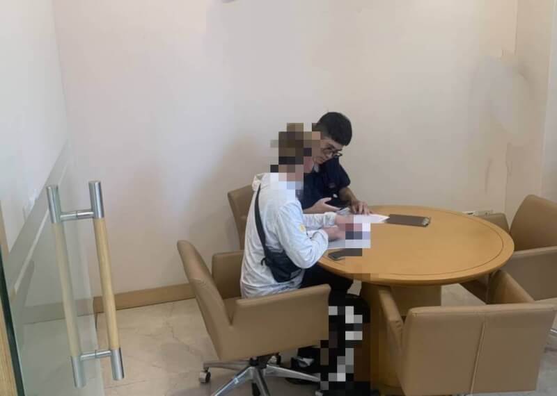 台中陳姓男子(前)日前透過「抖音」認識女網友,對方稱可加入投資外匯賺佣金,他依指示到銀行開外幣帳戶,行員發現有異報案,員警到場確認為詐騙手法及時阻詐。(翻攝照片)中央社記者蘇木春傳真 114年6月24日