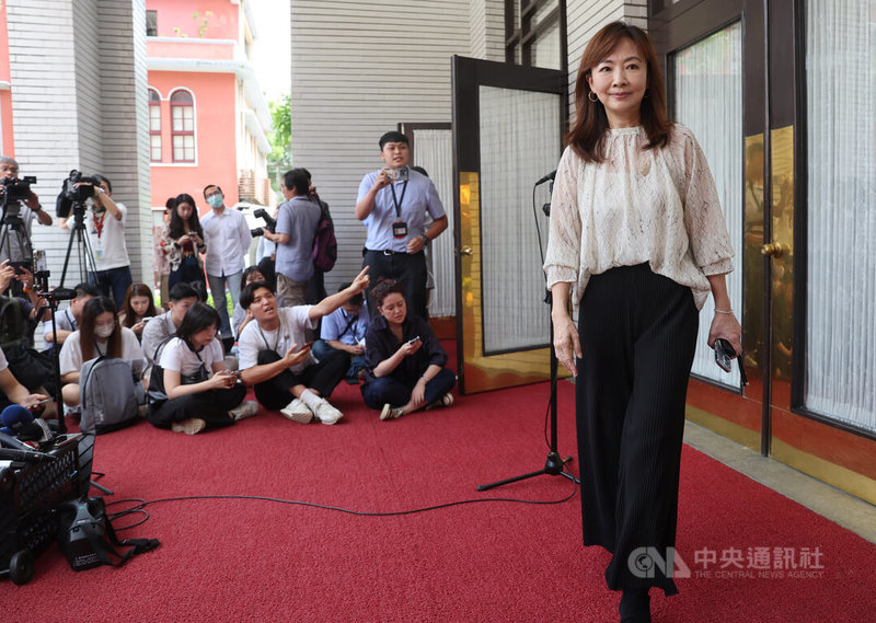 國民黨智庫副執行長凌濤指民進黨立委郭昱晴丈夫擔任「研鷺懿生物科技(廈門)有限公司」董事,公司註冊地址在福建,質疑郭昱晴家族大賺紅錢。郭昱晴(右)24日澄清,她的丈夫是總公司派去中國分公司的專業經理人,拿的是正正當當、合法合規的台灣總公司薪水。中央社記者趙世勳攝 114年6月24日