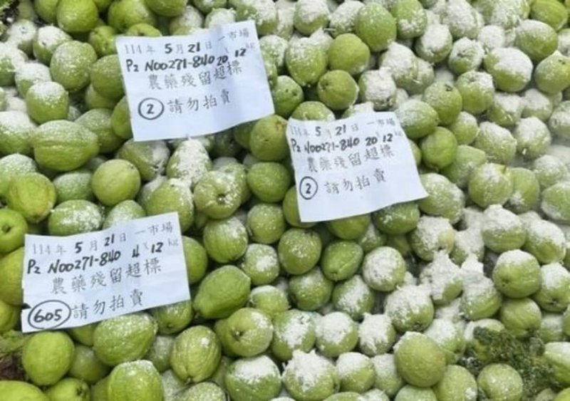 為確保民眾食用安全，台北市市場處抽驗批發市場蔬果，並公布在5月抽驗的監測結果，有58件不符合規定，主要不合格品項為木瓜、辣椒及番石榴。（市場處提供）中央社記者劉建邦傳真  114年6月24日