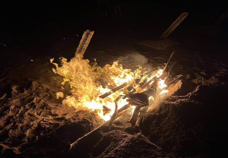 金門縣日前因海漂豬屍檢出非洲豬瘟病毒,農業部公告暫停金門豬隻及產品輸台,至24日因無疫情傳出,豬肉輸台禁令自動解除。圖為金門防疫所人員日前獲報到海漂豬屍所在地執行檢體採樣,並就地焚燒掩埋。(金門縣動植物防疫所提供)中央社記者吳玟嶸傳真 114年6月24日