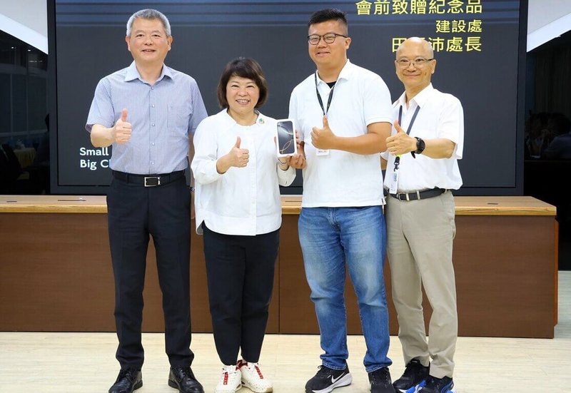 嘉義市建設處長田長沛（右2）將於7月3日離職，市長黃敏惠（左2）24日親自致贈紀念品，傳達對田長沛的期勉與祝福。（嘉義市政府提供）中央社記者黃國芳傳真  114年6月24日