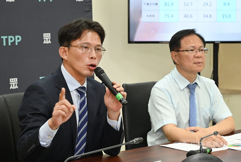 台灣民眾黨立法院黨團24日上午舉行民調記者會,黨團總召黃國昌(左)、副總召張啓楷(右)出席,並說明根據民眾黨民調,有破7成民眾支持法庭審理過程公開直播。中央社記者趙世勳攝 114年6月24日