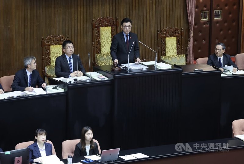 立法院會24日三讀修正通過公務人員保障法部分條文,明確定義職場霸凌、完善申訴處理機制、追究行為人行政責任等,也明定機關首長或一級單位主管人員若遭認定職場霸凌,最高罰新台幣100萬元。圖為立法院副院長江啟臣(後左3)敲槌。中央社記者趙世勳攝 114年6月24日