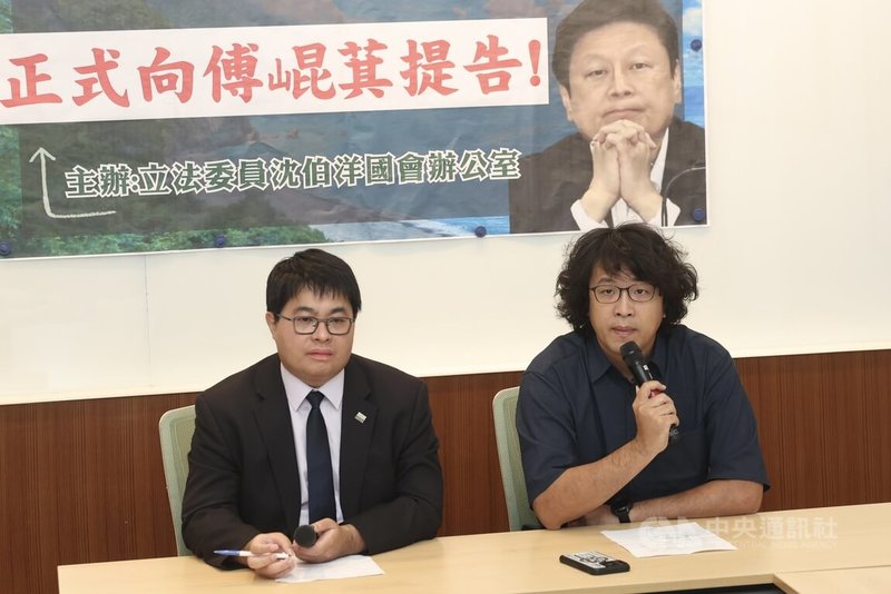 民進黨立委沈伯洋（右）24日上午在立法院舉行記者會，表示將正式向國民黨立法院黨團總召傅崐萁提告。中央社記者吳家昇攝  114年6月24日