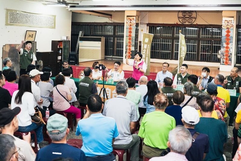 民進黨新北市黨部主委蘇巧慧(後中粉色背心者)24日說,新北黨部在罷免最後階段預計發放「護台手冊」文宣給民團與黨公職代表,共同催出同意罷免票。(民進黨新北市黨部提供)中央社記者王鴻國傳真 114年6月24日