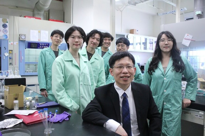陽明交通大學應用化學系教授陳俊太(前)率領團隊與德國卡爾斯魯爾理工學院合作,成功建構出具開關功能的光控離子通道。(陽明交大提供)中央社記者許秩維傳真 114年6月24日