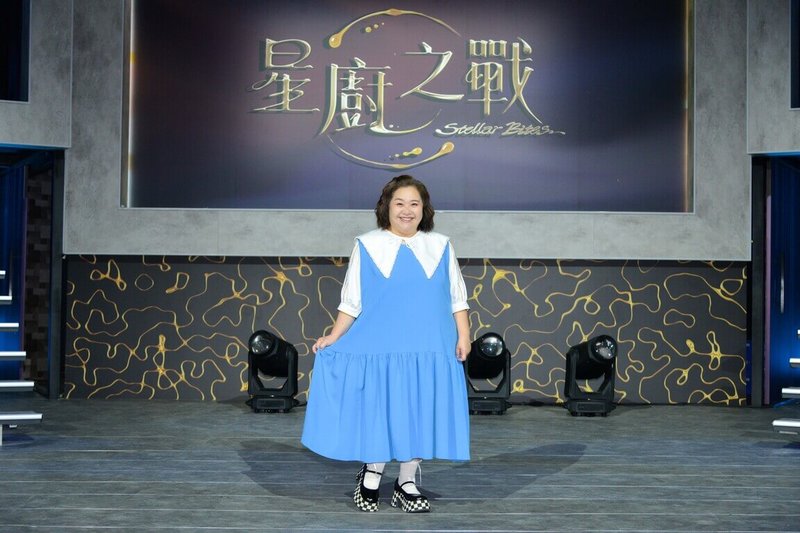 藝人鍾欣凌(圖)擔任料理組隊競賽實境節目「星廚之戰」主持人,她分享有一次錄到深夜,主持這個節目就是挑戰自己。(三立提供)中央社記者洪素津傳真 114年6月24日