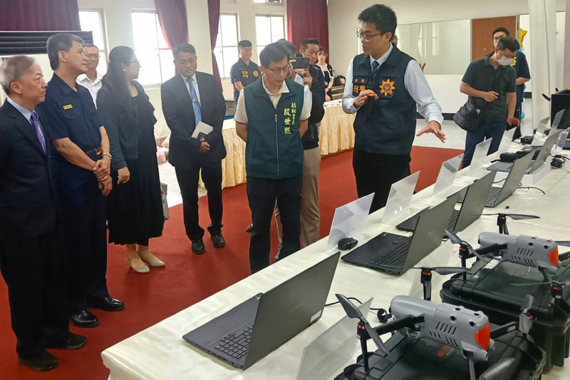 台南市警察局「數位鑑識實驗室」通過全國認證基金會ISO/IEC 17025認證,24日舉行授證典禮,現場陳列多項相關設備。(台南市警局提供)中央社記者楊思瑞台南傳真 114年6月24日