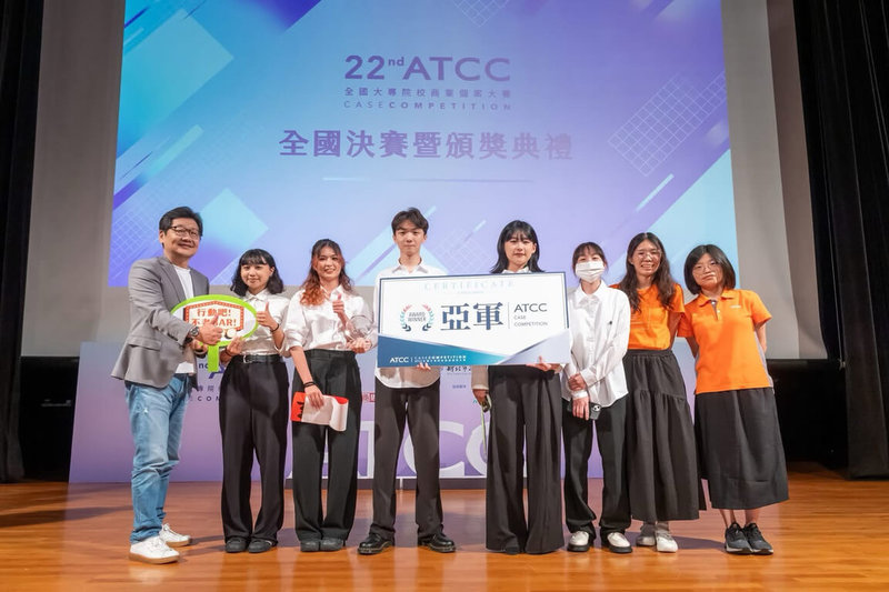 中山醫學大學、國立台灣師範大學與銘傳大學學生組跨校團隊Espresso，以「青銀共好」核心，提出結合行動酒吧與活動設計創新企劃，獲ATCC全國大專院校商業個案大賽亞軍。左1為邁肯行銷傳播董事長張志浩。（中山醫大提供）中央社記者趙麗妍傳真 114年6月24日