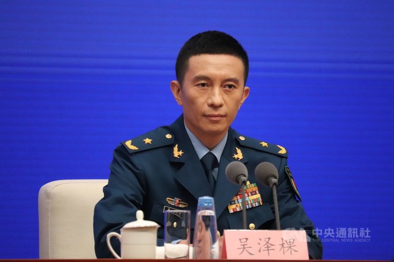 中國國務院新聞辦24日舉行「介紹中國人民抗日戰爭暨世界反法西斯戰爭勝利80週年紀念活動總體安排」記者會。圖為閱兵領導小組辦公室副主任、中央軍委聯合參謀部作戰局少將副局長吳澤棵。中央社記者呂佳蓉北京攝 114年6月24日