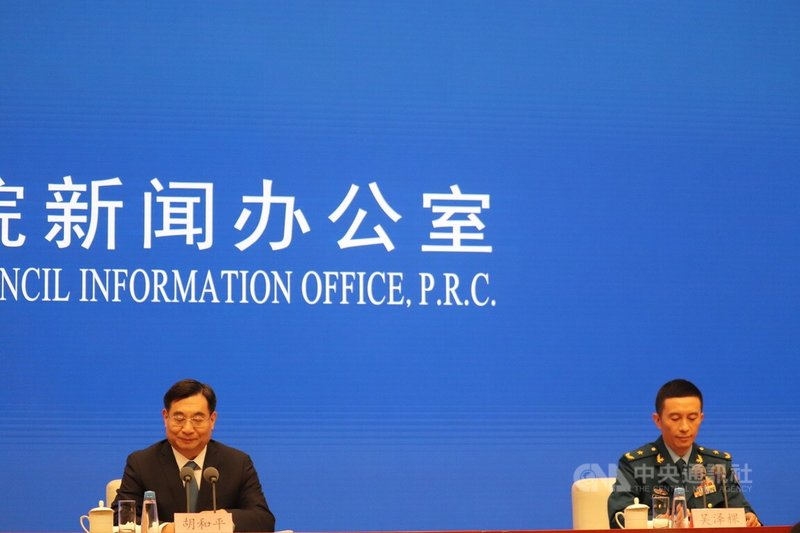中國國務院新聞辦24日舉行「介紹中國人民抗日戰爭暨世界反法西斯戰爭勝利80週年紀念活動總體安排」記者會。左為中共中央宣傳部副部長胡和平,右為閱兵領導小組辦公室副主任吳澤棵。中央社記者呂佳蓉北京攝 114年6月24日