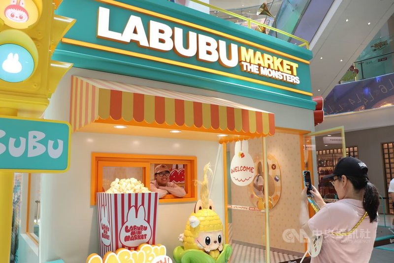 北京一家位於商業鬧區的百貨公司設立的Labubu快閃店,吸引民眾駐足、參觀。中央社記者呂佳蓉北京攝 114年6月24日