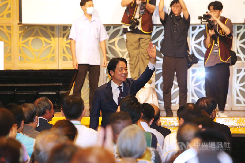 總統賴清德(中)24日晚間在桃園應邀出席桃園市客家青年會的「在變局中堅守信念–民主、公義與未來的台灣客家論壇」,到場時向與會者揮手致意。中央社記者葉臻攝 114年6月24日