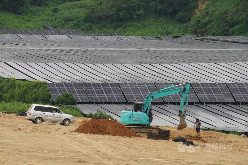 高雄市經發局指出,大樹區和山太陽光電發電設施因違反於不可開發區施工、未依水保施工監督,造成土砂流出基地致生水土流失,情節重大,除移請檢方偵辦外,已廢止業者第2期水土保持計畫,要求終止開發。圖為和山太陽光電發電設施24日現況。中央社記者董俊志攝 114年6月24日