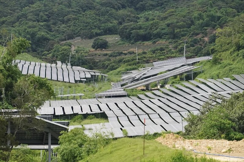 高雄市大樹區和山太陽光電廠因違法施工情節重大遭罰,加上未落實水土保持計畫,水保工程許可也被撤銷。圖為24日大樹和山光電案場一景。中央社記者董俊志攝 114年6月24日
