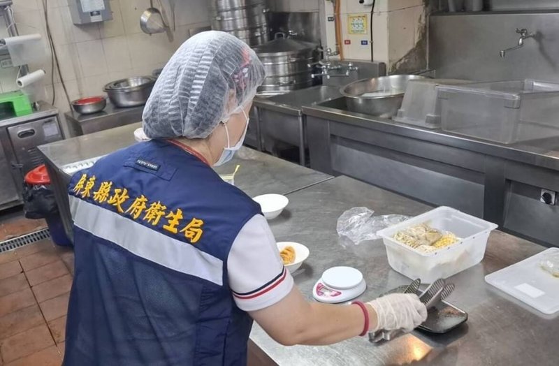 新北市某公司員工旅遊入住墾丁凱撒大飯店,23日退房後,7人疑似食物中毒,抵達高雄後送醫。屏東縣衛生局接獲通報後派員前往進行疫調與環境檢體採樣。(屏東縣衛生局提供)中央社記者黃郁菁傳真 114年6月24日