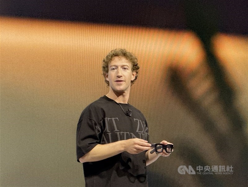 圖為Meta執行長祖克柏2024年手持旗下首款全像影像技術的擴增實境(AR)眼鏡Orion原型機。(中央社檔案照片)