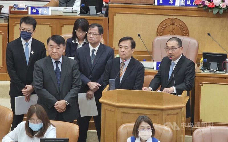 台北市電動公車日前疑似電池異常起火,引民代關切電動車火警防災問題;新北市長侯友宜(後右)24日表示,樓梯間及騎樓拉線為機車充電,將進行聯合稽查。中央社記者王鴻國攝 114年6月24日