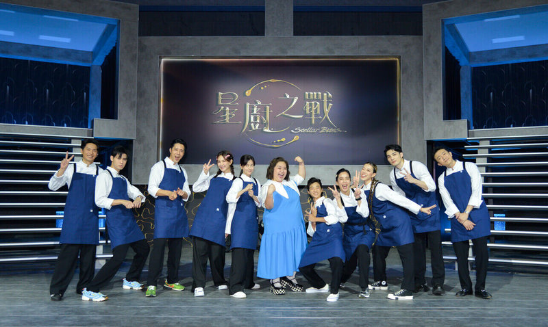 藝人姚淳耀(左起)、李玉璽、胡宇威、安心亞、林予晞、鍾欣凌、白潤音、陳庭妮、蔡詩芸、黃偉晉、懷秋24日出席料理組隊競賽實境節目「星廚之戰」宣傳記者會,大家一起分享擔任廚助的心得。(三立提供)中央社記者洪素津傳真 114年6月24日