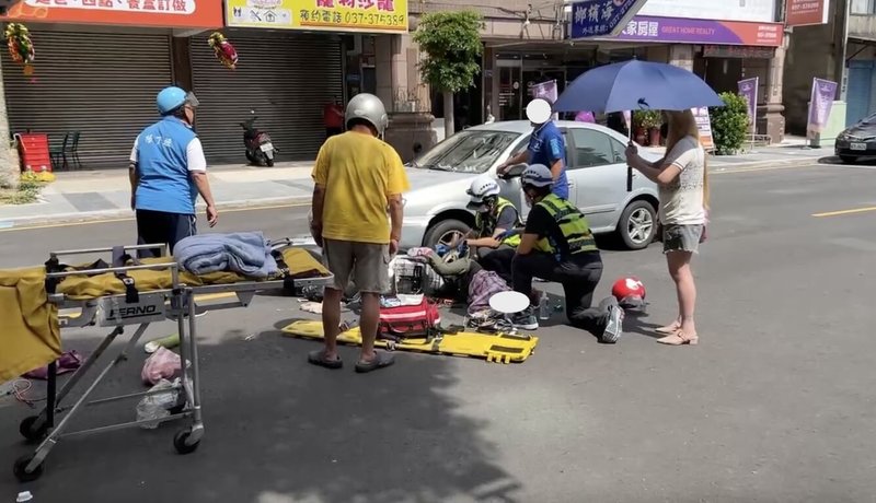 苗栗市78歲李姓老婦24日騎車行經中華路段,從外線左轉橫越車道時,與後方直行的自小客車碰撞,婦人腳踝一度被夾困,消防隊獲報到場協助老婦脫困。(民眾提供)中央社記者管瑞平傳真 114年6月24日