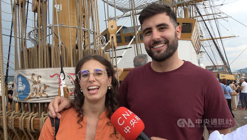 許多義大利民眾搶在巡展最後一站登艦參觀韋斯普奇號,認為這艘船是義大利的驕傲。中央社記者黃雅詩拉斯佩齊亞攝 114年6月24日