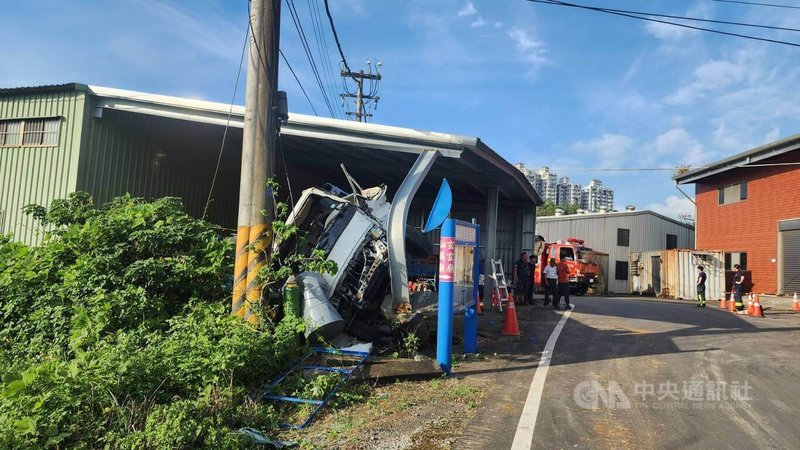新北市淡水區24日有一輛大貨車疑因煞車系統故障導致失控,撞上路旁鐵皮屋柱子後翻覆,駕駛一度受困,消防將人救出時意識清楚,隨即送醫治療。(翻攝畫面)中央社記者趙敏雅傳真 114年6月24日