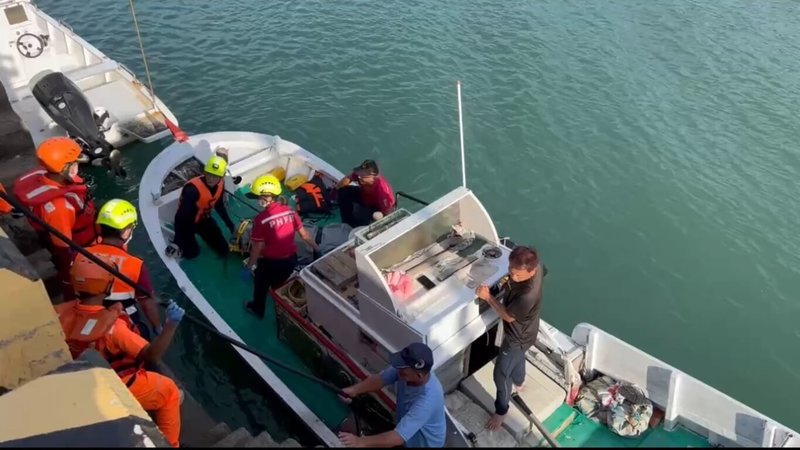 澎湖縣一名62歲男子23日獨自駕駛獨木舟出海釣魚未歸,警消與岸巡獲報後全力搜尋,24日在白沙瓦硐碼頭外海發現男子遺體,載返碼頭交警方及岸巡接手處理。(澎湖縣消防局提供)中央社 114年6月24日