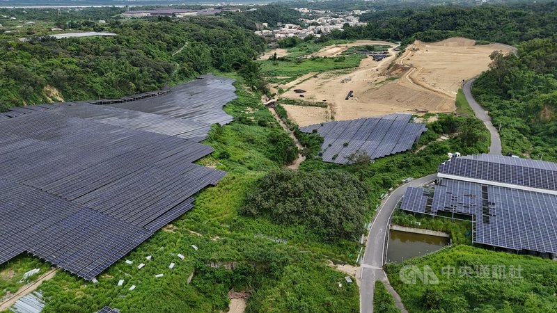 高雄市大樹區和山太陽光電廠因違法施工遭罰,加上未落實水土保持計畫,遭撤水保工程許可。經濟部表示,水保是施工許可證的要件,將依法廢止施工許可。圖為從高點俯瞰和山太陽光電廠,光電板占滿整個山谷。中央社記者董俊志攝 114年6月24日