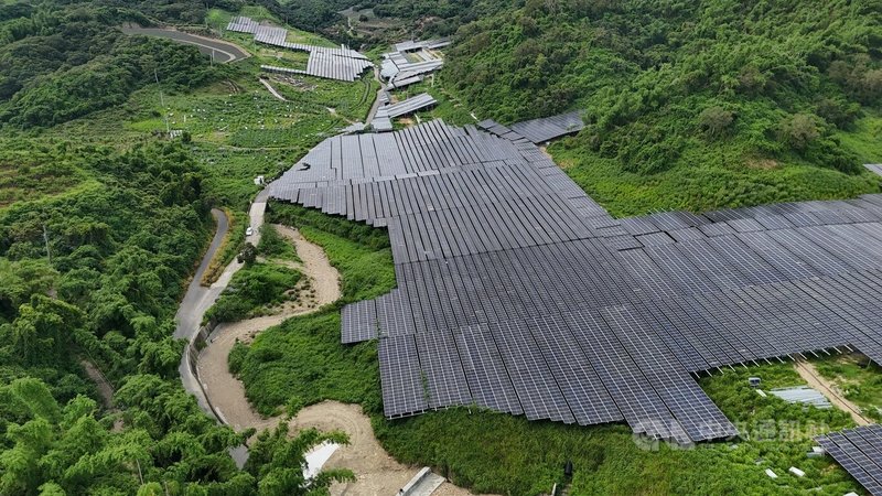 高雄市大樹區和山光電案引發爭議,高雄市府廢止業者第2期水土保持計畫並去函經濟部盼撤銷其籌設與施工許可。經濟部24日表示,水保是施工許可證的要件,將依法廢止施工許可。圖為大樹和山光電案場。中央社記者董俊志攝 114年6月24日