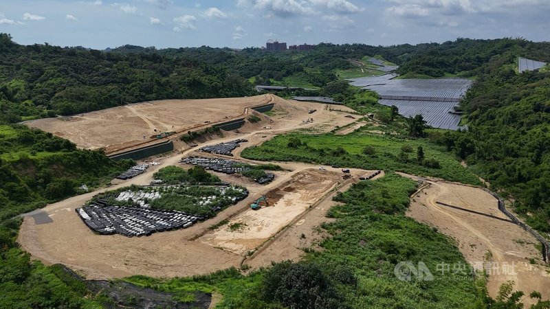 高雄市大樹區和山太陽光電廠(圖)未落實水土保持計畫,水保工程許可遭撤銷,經濟部24日表示,水保是施工許可證的要件,將依法廢止施工許可。中央社記者董俊志攝 114年6月24日