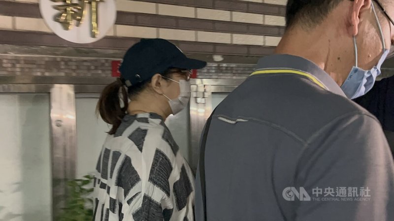 新北檢偵辦多名民進黨立委罷免提議涉偽造案,起訴31人。檢方將羈押中的陳貞容(左)移審法院,新北地院24日晚間裁定陳貞容以新台幣100萬元交保,限制住居、限制出境出海8月。中央社記者趙敏雅攝 114年6月24日