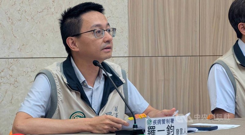 疾管署發言人羅一鈞(圖)24日指出,評估目前國內COVID-19疫情仍在高原期,預估要到7月初開始會有較明顯的下降,仍如先前預期,在7月底、8月初才會脫離流行。中央社記者曾以寧攝 114年6月24日