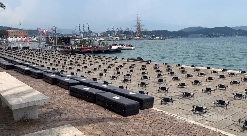 義大利拉斯佩齊亞市軍工業發達,圖為港邊陳列的大量無人機,這些無人機是為了舉行排列圖形的煙火秀而準備。中央社記者黃雅詩拉斯佩齊亞攝 114年6月24日