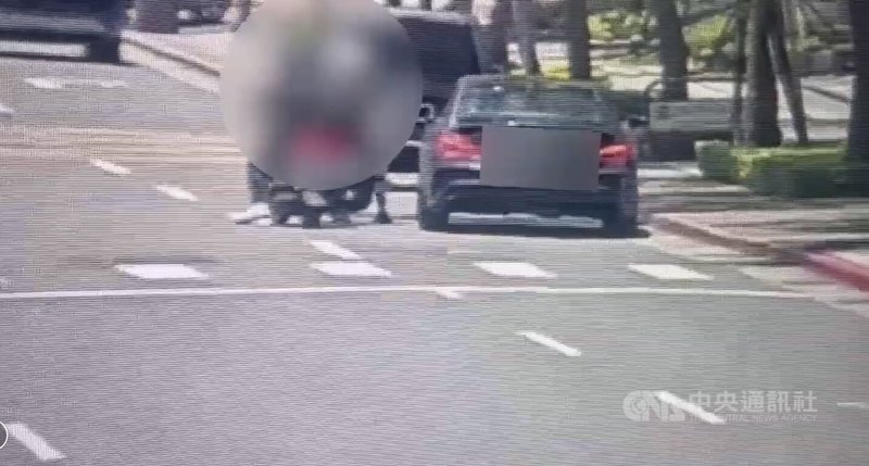 政治評論員李正皓近日遭人噴辣椒水,警方首波逮捕涉案21歲吳男,他供稱是因行車糾紛犯案,警方23日晚間再逮捕3名男共犯,3人都辯稱未參與犯案,全案詢後以涉組織犯罪防制條例、傷害及妨害自由等罪,將3嫌移送士林地檢署偵辦。(翻攝畫面)中央社記者黃麗芸傳真 114年6月24日