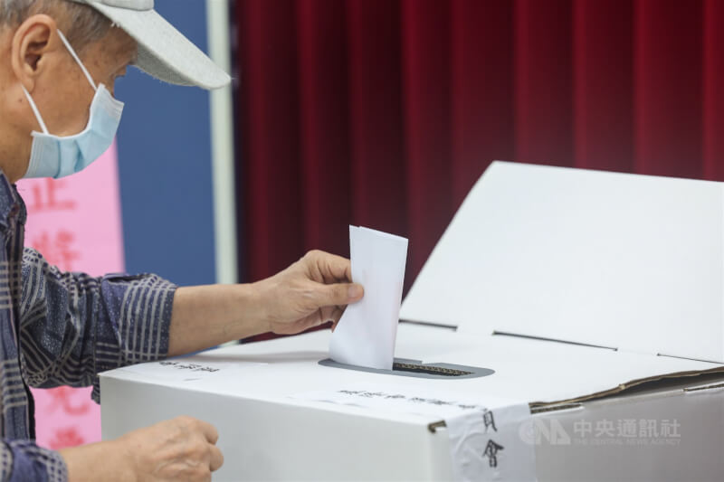 24案國民黨立委與遭停職的新竹市長高虹安罷免案7月26日將投票。中選會表示,民眾投票時一定要使用選委會準備的圈選工具圈選,不可蓋私章或另按押指印。(中央社檔案照片)