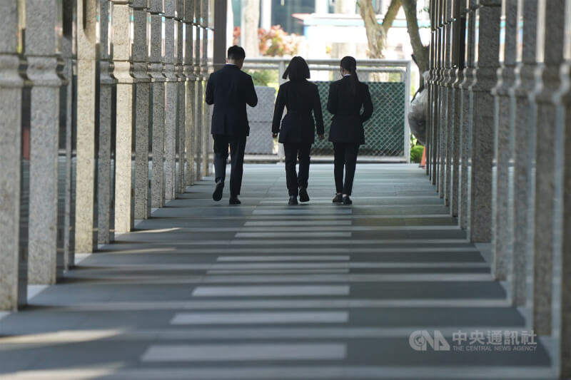 立法院會24日三讀修正通過公務人員保障法部分條文,明定機關首長或一級單位主管人員若遭認定職場霸凌,最高罰新台幣100萬元。(示意圖/中央社檔案照片)