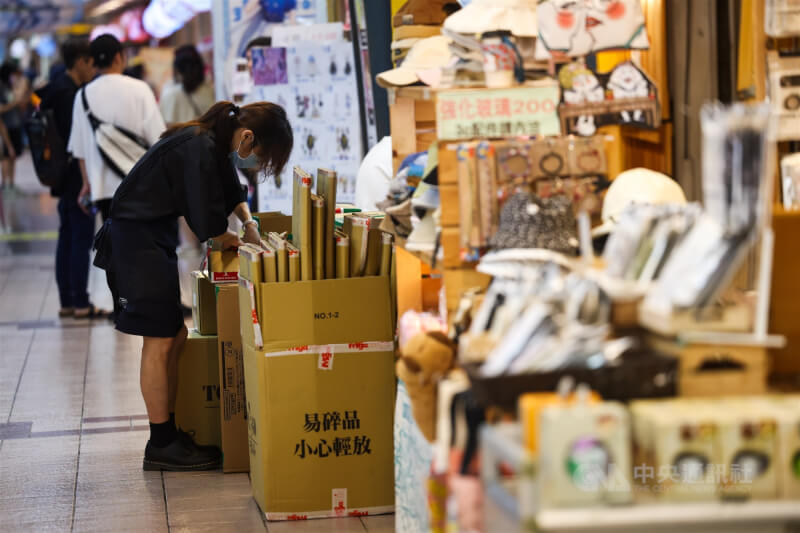 圖為台北市中正區零售店員工整理包裝紙箱。(中央社檔案照片)